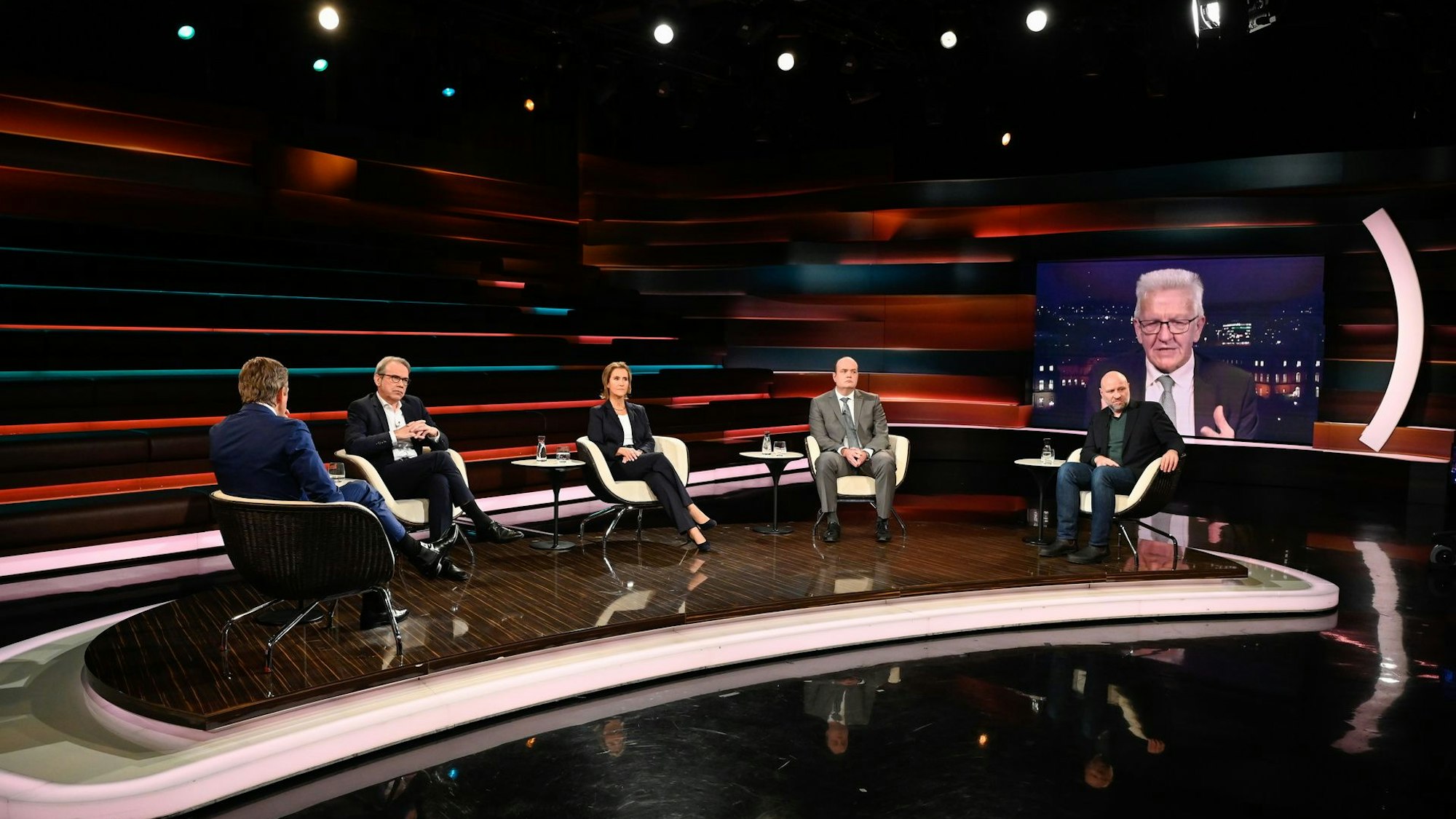 Markus Lanz, Georg Maier, Prof. Christine Falk, Robin Alexander, Olaf Sundermeyer und Winfried Kretschmann (Schalte) sitzen auf einem Foto vom 07. Dezember 2021 im ZDF-Studio.