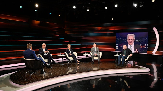 Markus Lanz, Georg Maier, Prof. Christine Falk, Robin Alexander, Olaf Sundermeyer und Winfried Kretschmann (Schalte) sitzen auf einem Foto vom 07. Dezember 2021 im ZDF-Studio.