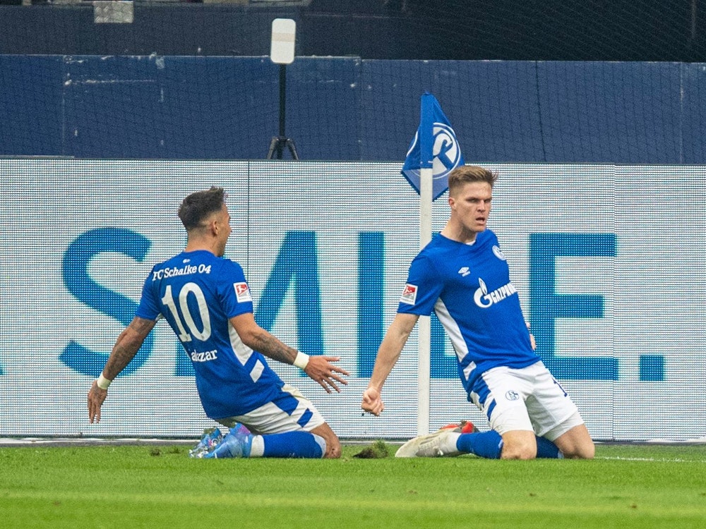 Veltins-Stadion: Schalkes Marius Poulter (rechts) jubelt nach seinem 2:1-Tor mit Schalkes Rodrigo Zalazar.