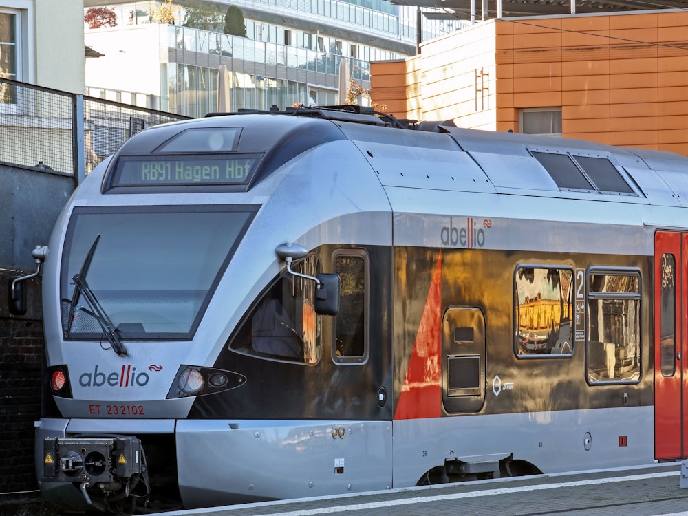 Ein Zug von Abellio steht im Hauptbahnhof von Siegen.