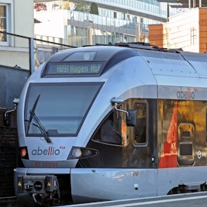 Ein Zug von Abellio steht im Hauptbahnhof von Siegen.