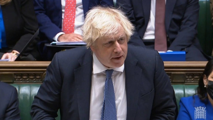 Boris Johnson steht im britischen Unterhaus und spricht.