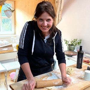 „Das perfekte Dinner“-Kandidatin Anne rollt auf einem Foto vom 07. Dezember 2021 in der Küche einen Teig aus.