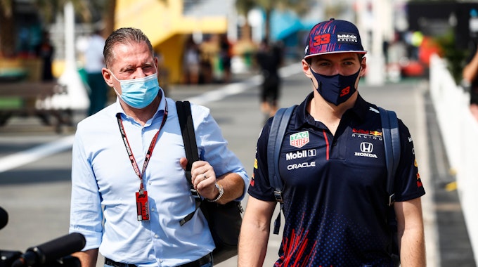 Max Verstappen und Vater Jos Verstappen beim Formel-1-Rennen in Katar.