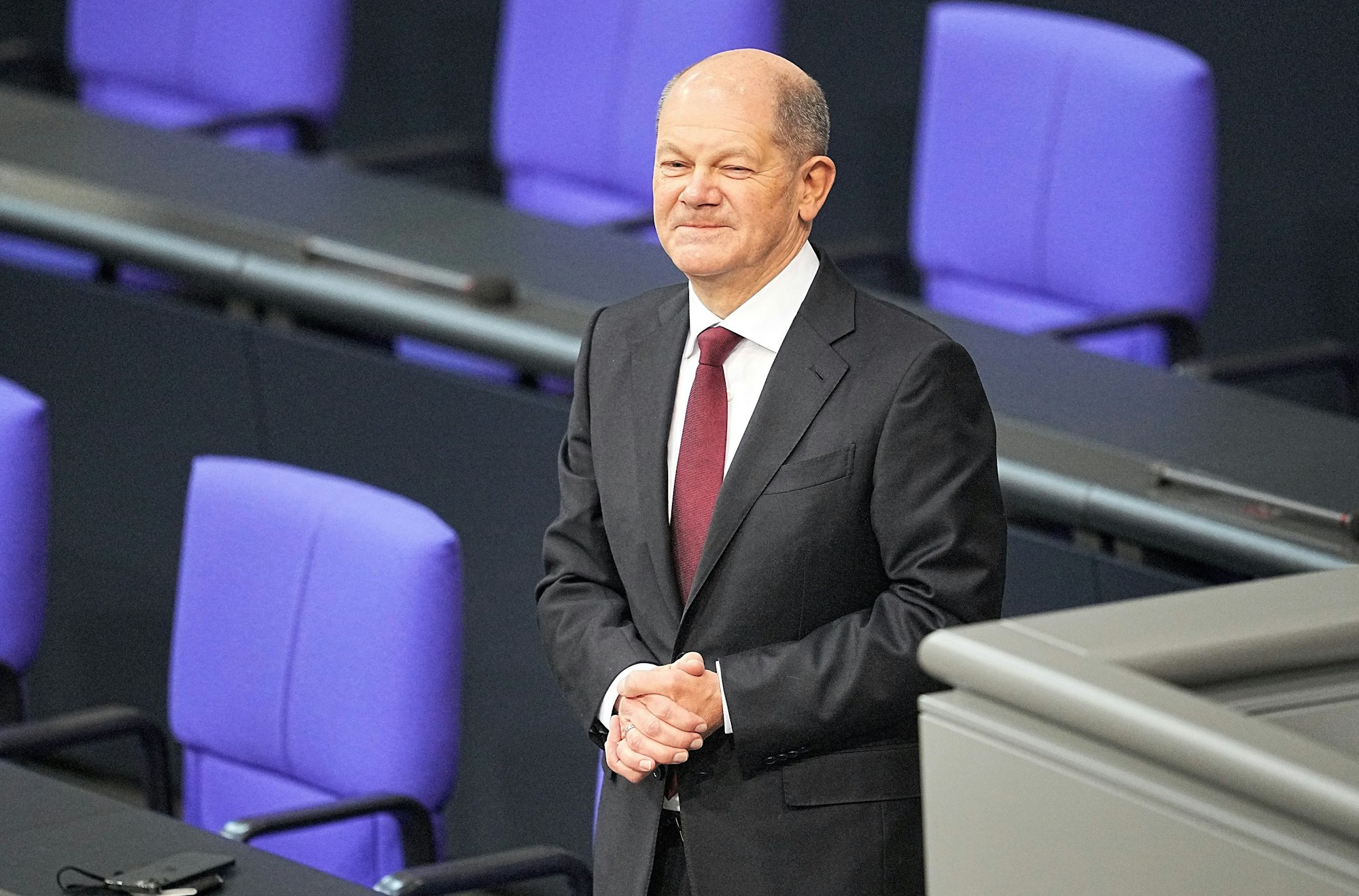 Bundeskanzler Olaf Scholz (SPD) steht am Mittwoch (8. Dezember) alleine an der Regierungsbank nach seiner Vereidigung. Sein Vater Gerhard Scholz hat am Rande der Kanzler-Wahl einiges Privates preisgegeben.