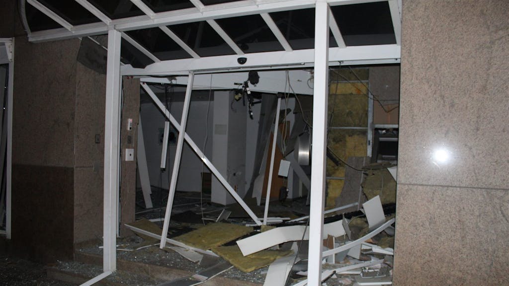 Der Vorraum einer Bankfiliale ist nach einer Sprengung zerstört.&nbsp;