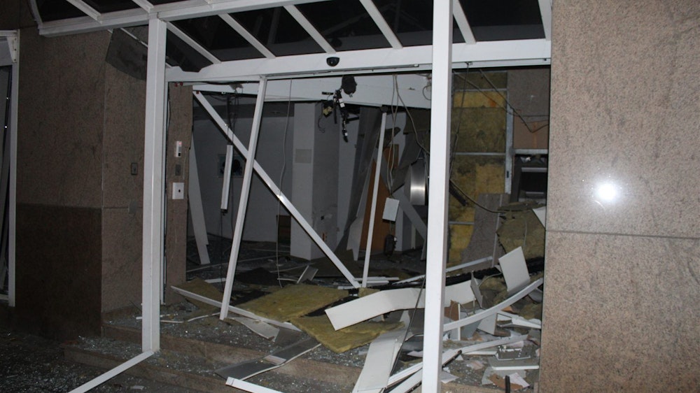 Der Vorraum einer Bankfiliale ist nach einer Sprengung zerstört.