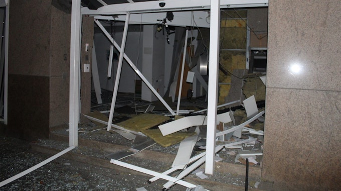 Der Vorraum einer Bankfiliale ist nach einer Sprengung zerstört.