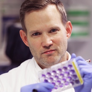 Hendrik Streeck, Virologe an der Uniklinik Bonn, sitzt in einem Labor.