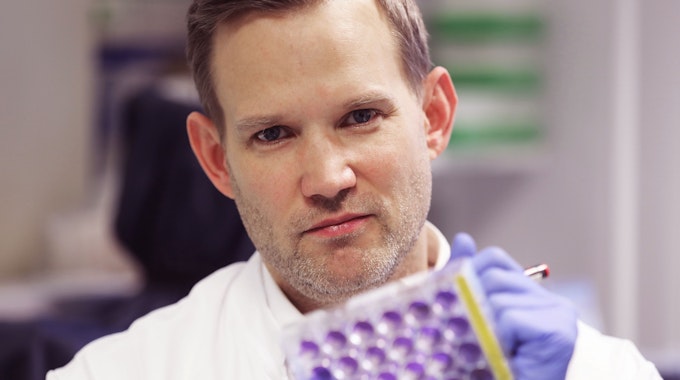 Hendrik Streeck, Virologe an der Uniklinik Bonn, sitzt in einem Labor.
