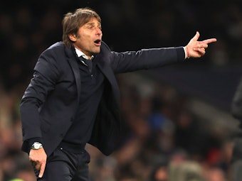 Tottenhams Trainer Antonio Conte dirigiert sein Team.