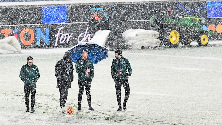 Die Offiziellen der UEFA bei der Platzbegehung vor dem Spiel der Champions League zwischen Atalanta Bergamo und dem FC Villarreal