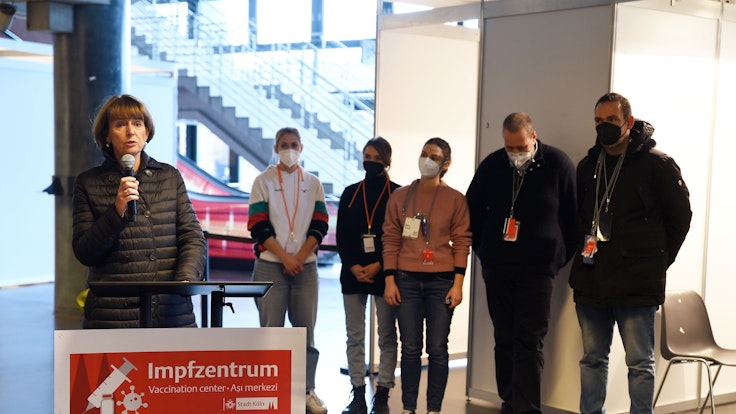 Cologne's Lord Mayor Henriette Reker takes a look at the new vaccination offer for pedestrians and cyclists in the Lanxess Arena.