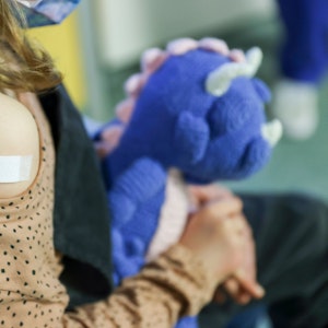 In einem Impfzentrum in NRW (hier ein Symbolfoto) wurde Kindern der falsche Impfstoff verabreicht.