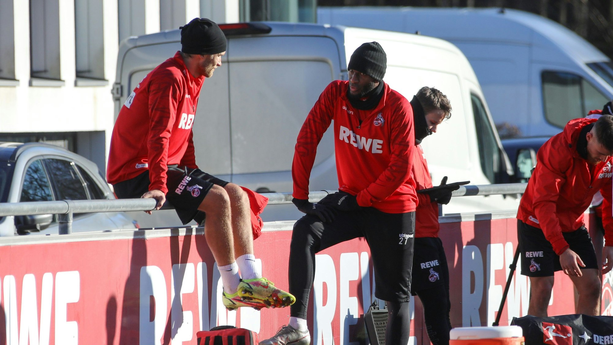Sebastian Andersson spricht beim Training des 1. FC Köln mit Anthony Modeste.