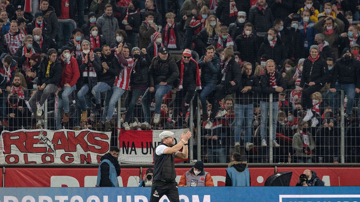 Steffen Baumgart applaudiert den Fans nach dem Derby gegen Gladbach.