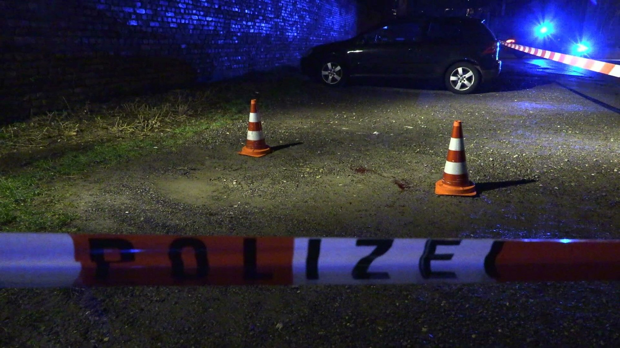 Der Tatort ist von der Polizei mit Flatterband abgesperrt worden. Auf dem Boden sind zwei größerer Blutflecken.