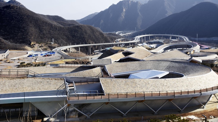 Ein Blick auf das National Sliding Centre, der Austragungsort der Olympischen Winterspiele 2022 Peking für die Wettbewerbe im Bob, Skeleton und Rodeln.