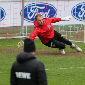 Marvin Schwäbe trainiert beim 1. FC Köln.