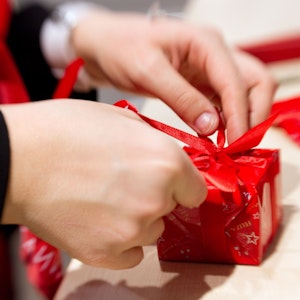 Ein Weihnachtsgeschenk wird am 22.12.2010 in Osnabrück von fleißigen Händen verpackt.