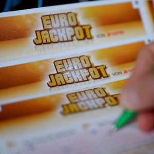 Ein Mann füllt einen Eurojackpot-Lotterieschein aus.