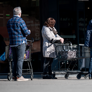 Menschen warten mit Abstand zueinander vor einer Filiale von Aldi Süd in Mülheim auf Einlass. Durch die Corona-Pandemie darf nur noch eine begrenzte Anzahl an Menschen gleichzeitig in den Markt.