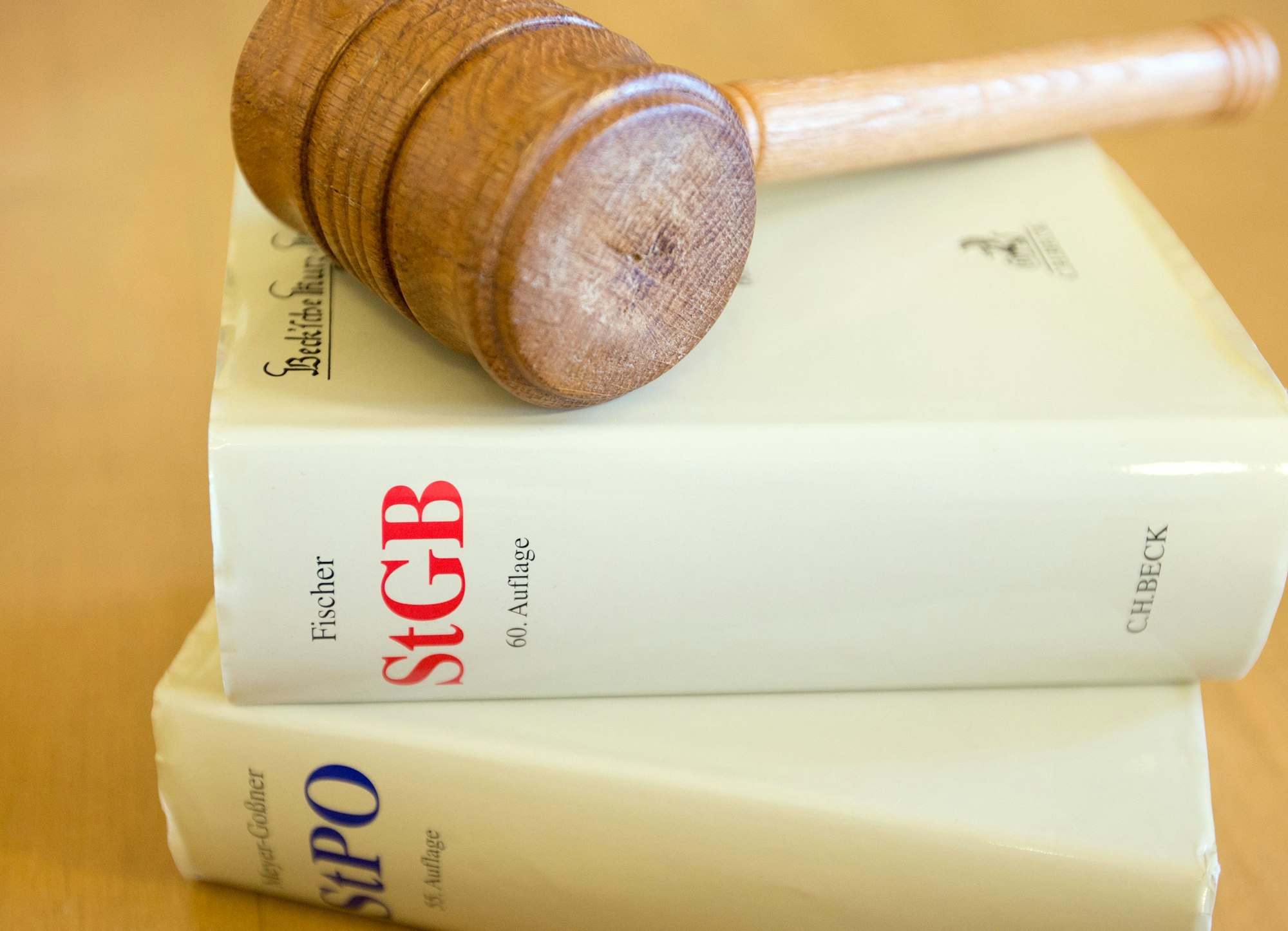 Ein Richterhammer und ein Strafgesetzbuch liegen am 19.03.2013 im Landgericht Osnabrück (Niedersachsen) auf einem Tisch.