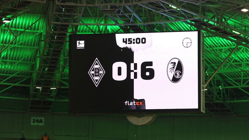 Die Anzeigetafel im Borussia-Park zeigt das bittere Endergebnis an, welches schon nach 37 Minuten besiegelt war. Borussia Mönchengladbach unterliegt dem SC Freiburg am 5. Dezember 2021 mit 0:6.
