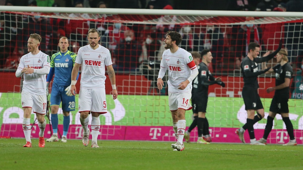 1.FC Köln vs. FC Augsburg, 15. Spieltag, 10.12.21, 20.30 Uhr, Mitte: Jonas Hector (1. FC Köln), nach dem Tor zum 0:1, Bild: Herbert Bucco