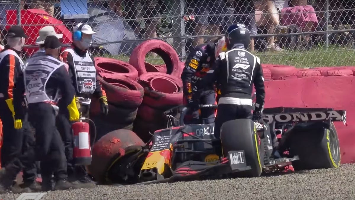 Max Verstappen crasht in der Formel 1 im Red Bull in einen Reifenstapel. 