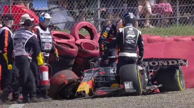 Max Verstappen crasht in der Formel 1 im Red Bull in einen Reifenstapel.