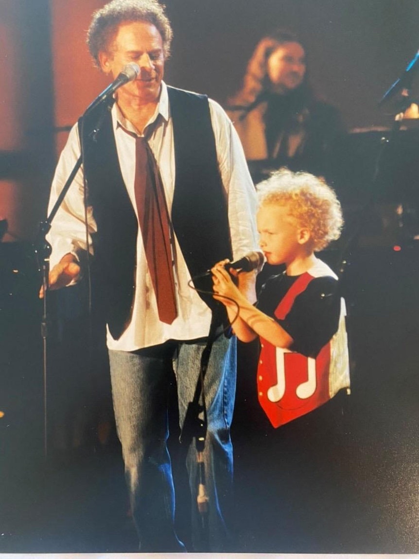 Art Garfunkel und Art Garfunkel jr. gemeinsam auf der Bühne.
