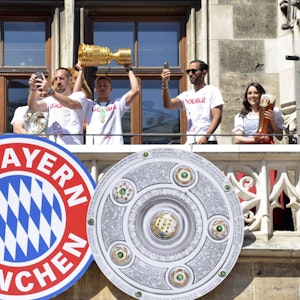 Franck Ribery, Joshua Kimmich und Medhi Benatia bei der Bayern-Feier auf dem Marienplatz und dem Rathausbalkon.