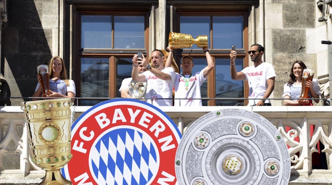 Franck Ribery, Joshua Kimmich und Medhi Benatia bei der Bayern-Feier auf dem Marienplatz und dem Rathausbalkon.