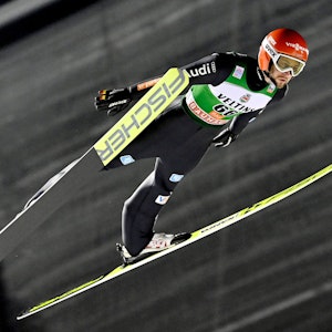 Markus Eisenbichler in Aktion beim Skispringen in Finnland.