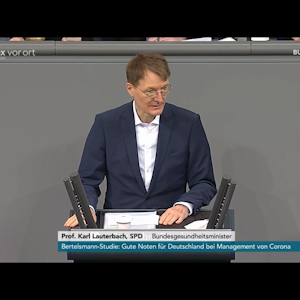 Gesundheitsminister Karl Lauterbach (SPD) hält vor Beginn der Bundestagssitzung am 10. Dezember eine emotionale Rede.