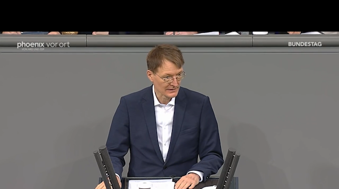 Gesundheitsminister Karl Lauterbach (SPD) hält vor Beginn der Bundestagssitzung am 10. Dezember eine emotionale Rede.
