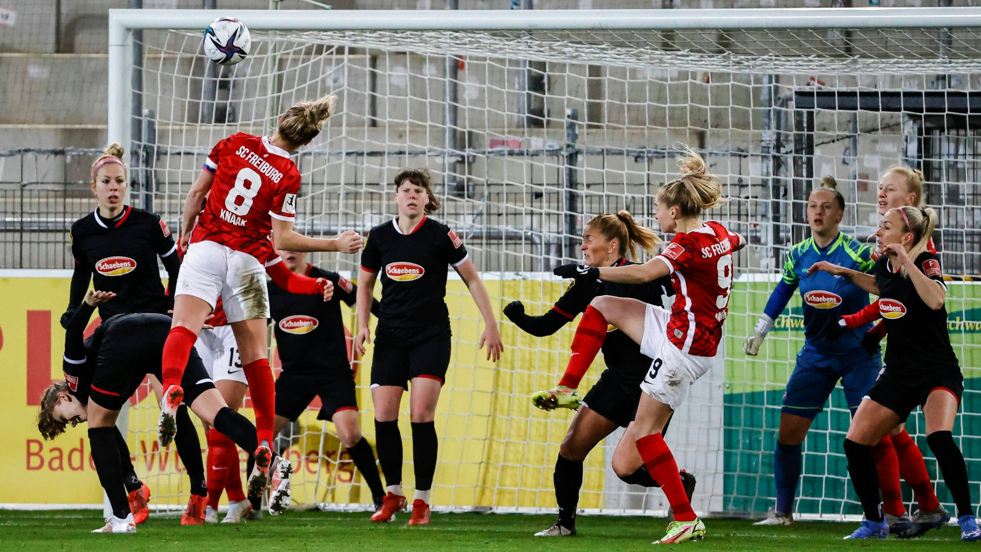Getümmel im Strafraum im Spiel der Frauen-Bundesliga zwischen dem SC Freiburg und dem 1. FC Köln