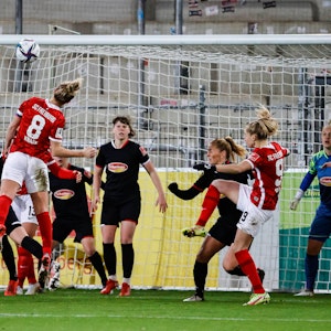 Getümmel im Strafraum im Spiel der Frauen-Bundesliga zwischen dem SC Freiburg und dem 1. FC Köln
