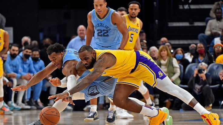 LeBron James von den Los Angeles Lakers im Zweikampf mit Xavier Tillman von den Memphis Grizzlies.