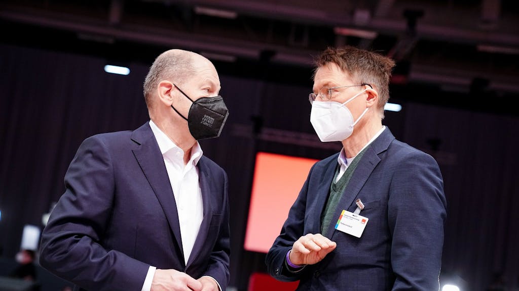 Bundeskanzler Olaf Scholz (SPD) und Karl Lauterbach (SPD), Bundesminister für Gesundheit, nehmen am SPD-Bundesparteitag teil.&nbsp;