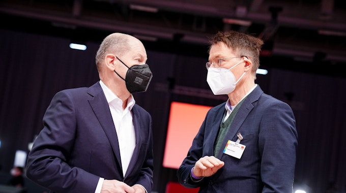 Bundeskanzler Olaf Scholz (SPD) und Karl Lauterbach (SPD), Bundesminister für Gesundheit, nehmen am SPD-Bundesparteitag teil.