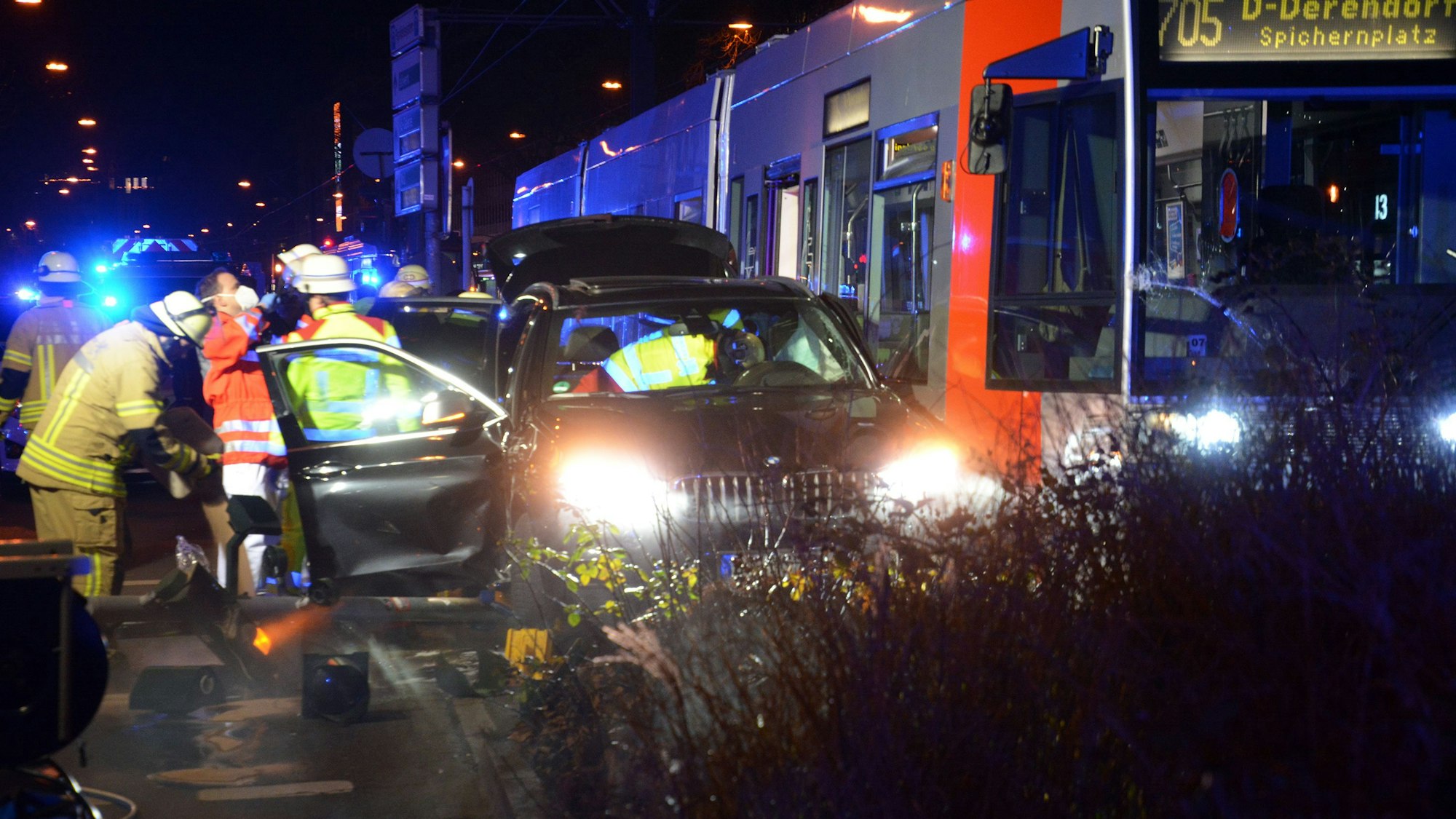 Eine Straßenbahn kracht in Düsseldorf in ein Auto: Es gab zwei Verletzte am Freitagabend, 10. Dezember 2021. Das Foto entstand am Unfallort.