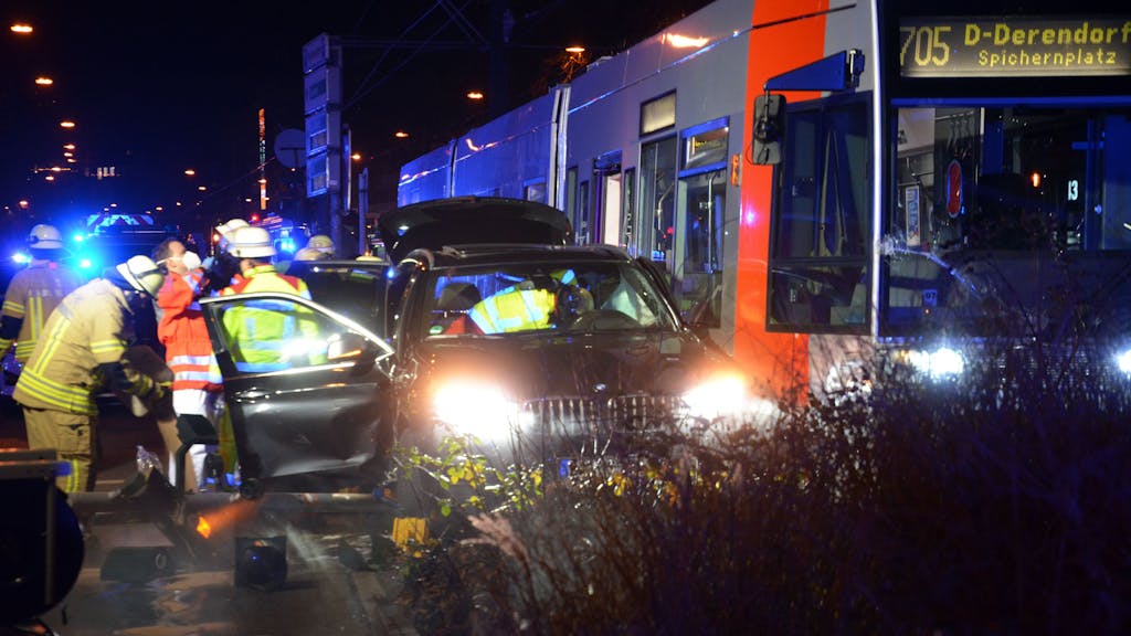 Eine Straßenbahn kracht in Düsseldorf in ein Auto: Es gab zwei Verletzte am Freitagabend, 10. Dezember 2021. Das Foto entstand am Unfallort.