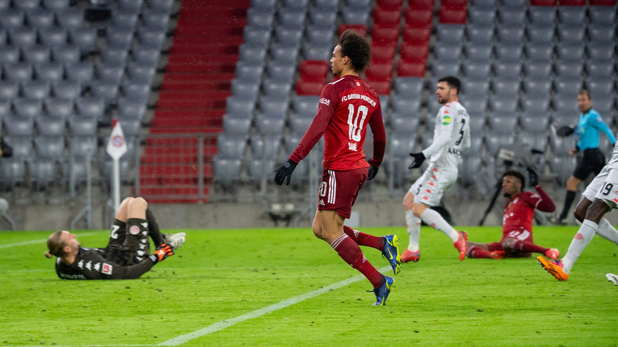 Kingsley Coman erzielt das Ausgleichstor für Bayern München gegen Mainz 05.