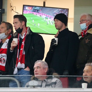 Mark Uth konnte bei der Niederlage gegen den FC Augsburg am 10. Dezember 2021 nur von der Tribüne aus zuschauen.
