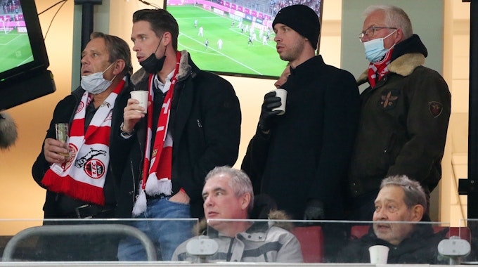 Mark Uth konnte bei der Niederlage gegen den FC Augsburg am 10. Dezember 2021 nur von der Tribüne aus zuschauen.
