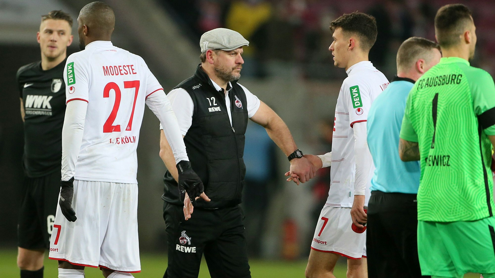 Trainer Steffen Baumgart klatscht nach der Niederlage gegen den FC Augsburg (10. Dezember 2021) mit Dejan Ljubicic und Anthony Modeste ab.