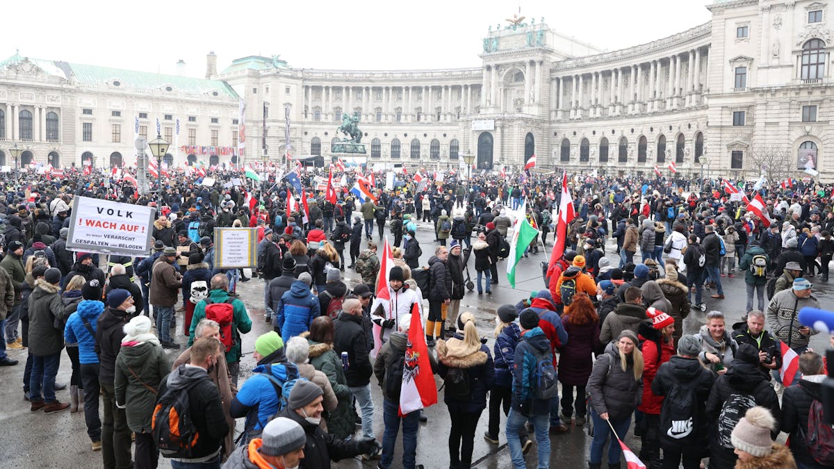 15.000 bis 20.000 Corona-Leugner und Impfgegner haben sich am Samstag (11. Dezember) in Wien versammelt.