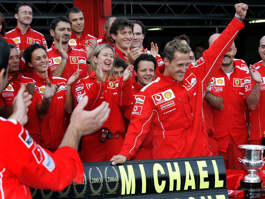 Michael Schumacher feiert seinen siebten Weltmeister-Titel mit Ferrari.